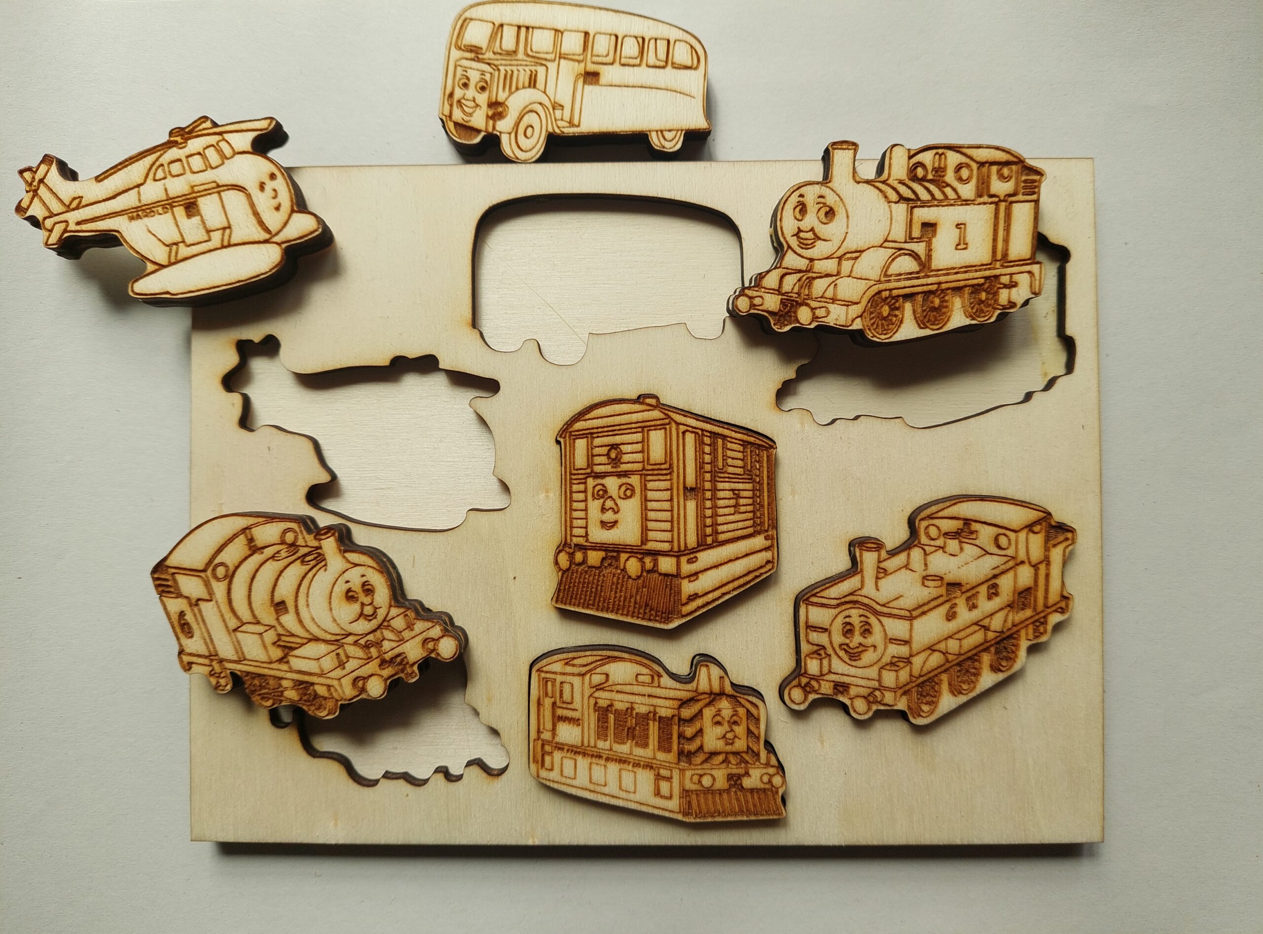 Gravírozott Fa Puzzle Játék Vonatokkal - Image 2