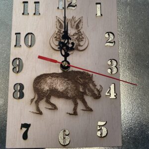 Vaddisznó Mintázatú Gravírozott Óra