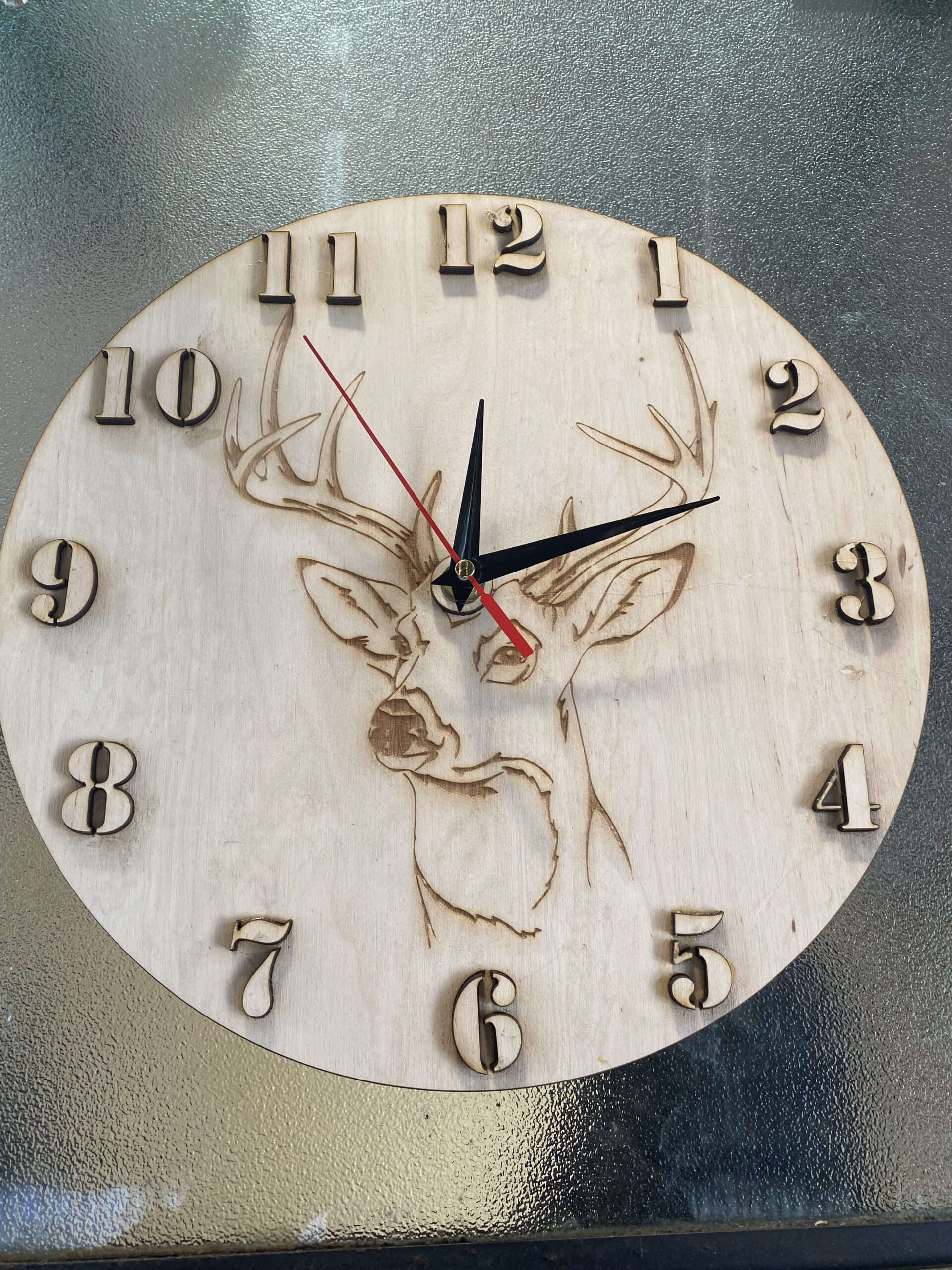 Szarvas Mintázatú Gravírozott Óra